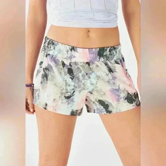 Fabletics Maggie shorts | Secret Garden print | size Large - Picture 1 of 10